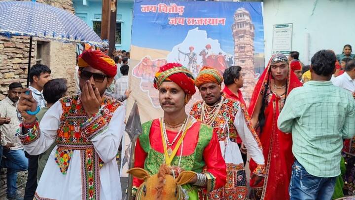 न्हाण में बैंडबाजों पर बजने वाले परम्परागत संगीत बोल शंकरिया रे…, नगीनों म्हारों गुम ग्यों रे, जैसे लोकगीतों की स्वर लहरियां डीजे संगीत में खो सी गई.