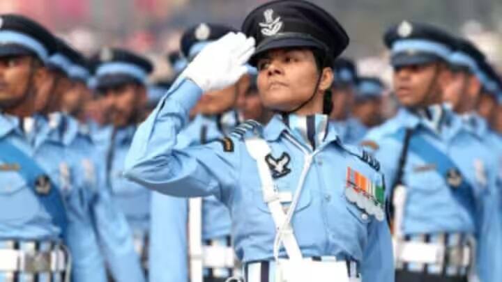 ભારતીય વાયુસેનાની સલામી અને આર્મી અને નેવીની સલામીમાં થોડો તફાવત છે. ScoopWhoop વેબસાઈટના અહેવાલ મુજબ વર્ષ 2006માં ભારતીય વાયુસેનાએ સલામી માટે નવા નિયમો બનાવ્યા હતા. સલામ કરવાની આ પદ્ધતિમાં હથેળીને જમીનથી 45 ડિગ્રી પર રાખવાની હોય છે. હથેળીનો આગળનો ભાગ પ્લેનની જેમ ઉપરની તરફ રહે છે. અગાઉ એરફોર્સ અને આર્મીની સલામી સમાન હતી.