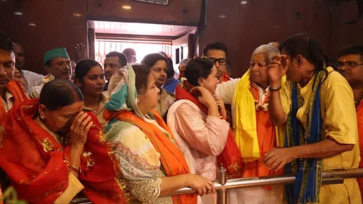 वहीं इससे पहले रोहिणी आचार्य आज अपने माता-पिता लालू यादव और राबड़ी देवी के साथ सोनपुर के हरिहरनाथ मंदिर में पूजा-पाठ कर भगवान का आशीर्वाद लिया.