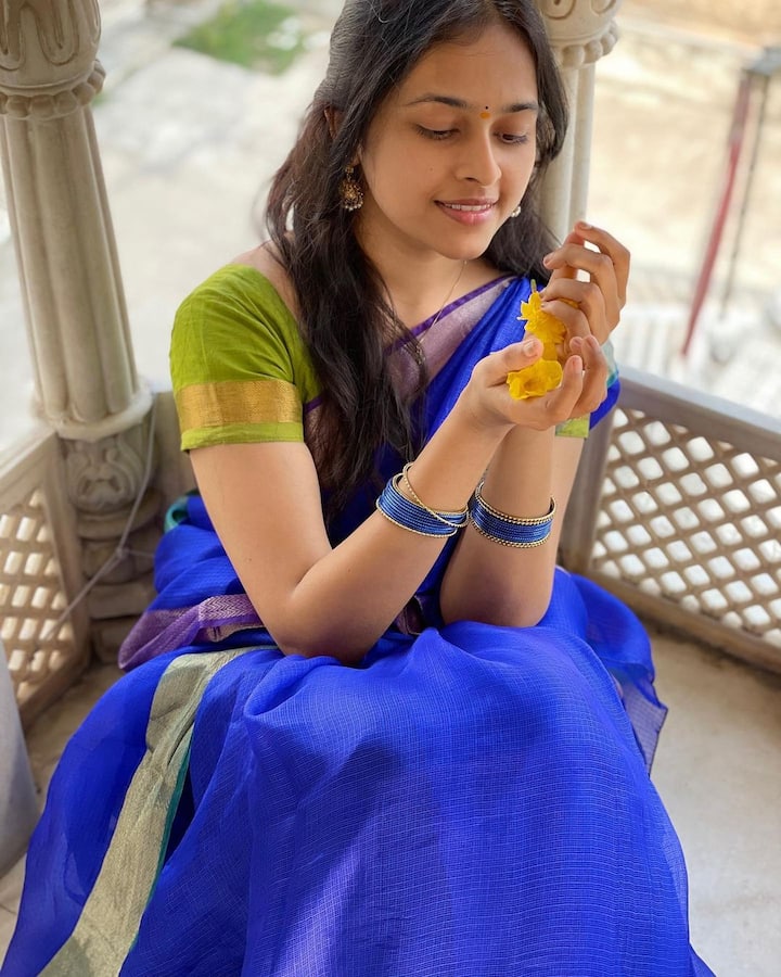 ஹைதராபாத்தில் பிறந்து வளர்ந்த ஸ்ரீ திவ்யா, தெலுங்கு படங்களில் குழந்தை நட்சத்திரமாக நடித்து வந்தார்.