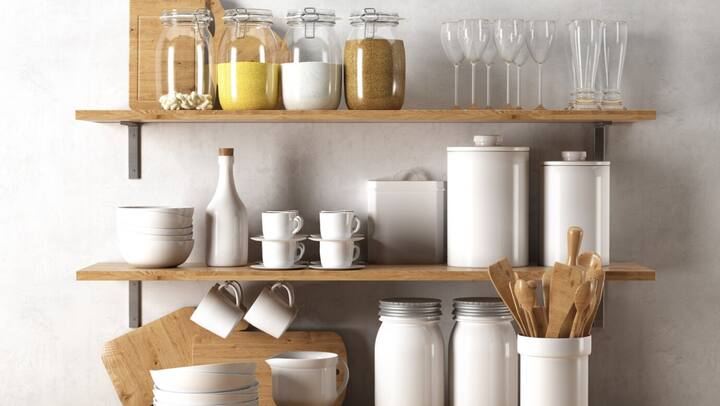 बेकिंग सोडा और पानी का पेस्ट: एक छोटे कटोरे में बेकिंग सोडा और पानी को मिलाकर पेस्ट बना लें. इस पेस्ट को डिब्बों पर लगाएं और कुछ मिनट के लिए छोड़ दें. बाद में स्क्रब करके धो लें.