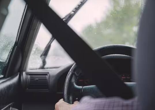 ਇਸ ਵੈੱਬਸਾਈਟ ਮੁਤਾਬਕ ਡਰਾਈਵਿੰਗ ਲਾਇਸੈਂਸ ਲਈ 200 ਰੁਪਏ ਲੱਗਦੇ ਹਨ। ਇੰਟਰਨੈਸ਼ਨਲ ਡਰਾਈਵਿੰਗ ਪਰਮਿਟ ਦੀ ਫੀਸ 1,000 ਰੁਪਏ ਦੱਸੀ ਗਈ ਹੈ।