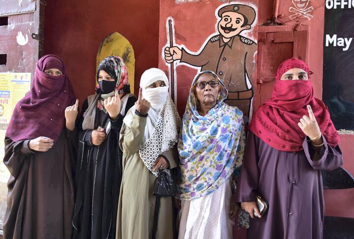 ये एक डाक मतपत्र होता है, जिसे एक चुनाव अधिकारी और एक पुलिसकर्मी की मौजूदगी में पूरा कराया जाता है. इससे लोग घर पर ही अपने पसंदीदा उम्मीदवार को वोट करते हैं.