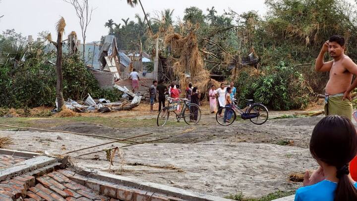 মাত্র কয়েক মিনিটের ঝড়। তাতেই লন্ডভন্ড এলাকা। উপড়ে পড়েছে গাছ, ভেঙে গিয়েছে বাড়ি।