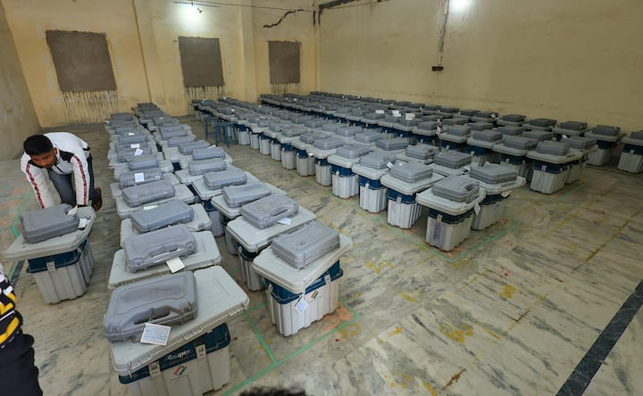 किरेन रिजिजू ने कहा कि मौसम विभाग के मुताबिक अगले ढाई माह के दौरान ज्यादा गर्मी होने का अनुमान है. यह अनुमान भारत में होने वाले आम चुनावों के साथ भी मेल खाता है. इस चुनाव में देश के करीब एक अरब लोगों के अपने वोट का प्रयोग करने की उम्मीद है.