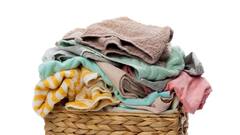 अपने फेवरेट कपड़ों को फेड होने से बचाना है तो धोने के जानें आसान टिप्स