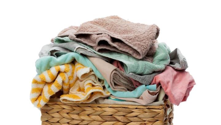 माइल्ड डिटर्जेंट का उपयोग करें: कड़े डिटर्जेंट्स कपड़ों के रंग को फीका कर सकते हैं. इसलिए, हमेशा माइल्ड या कपड़ों के रंग को बचाने वाले डिटर्जेंट्स का उपयोग करें.