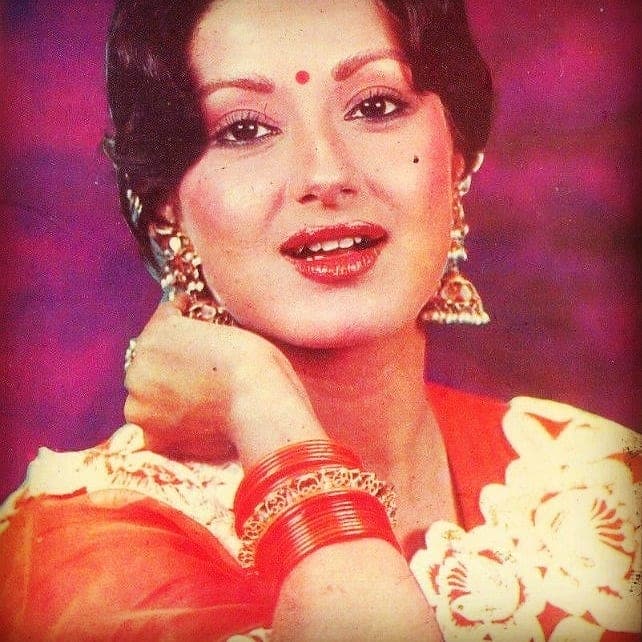 Moushumi Chatterjee became an overnight star with her first film 'Balika Vadhu'.  But due to family pressure, the actress got married at an early age and became a mother at the age of just 17.  However, her marriage or becoming a mother did not become an obstacle to her career.