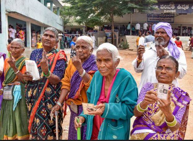 ਹਰ ਵਾਰ ਵੋਟਾਂ ਵਿੱਚ 85 ਸਾਲ ਤੋਂ ਜ਼ਿਆਦਾ ਉਮਰ ਦੇ ਬਜ਼ੁਰਗਾਂ ਤੇ 40 ਫ਼ੀਸਦ ਤੋਂ ਜ਼ਿਆਦਾ ਅਪੰਗ ਬਜ਼ੁਰਗਾਂ ਨੂੰ ਘਰ ਤੋਂ ਵੋਟ ਪਾਉਣ ਦੀ ਸੁਵਿਧਾ ਦਿੱਤੀ ਜਾਂਦੀ ਹੈ।
