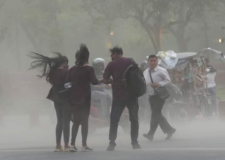 छह अप्रैल तक दिल्ली में छाए रहेंगे बादल. तापमान में उतार-चढ़ाव का दौर जारी रहने का पूर्वानुमान है.