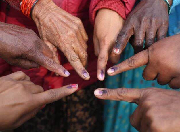 ਵੋਟਾਂ ਨੂੰ ਲੈ ਕੇ ਚੋਣ ਕਮਿਸ਼ਨ ਵੱਲੋਂ ਜਾਣਕਾਰੀ ਦਿੱਤੀ ਗਈ ਹੈ ਜਿਸ ਵਿੱਚ ਦੱਸਿਆ ਗਿਆ ਹੈ ਕਿ ਕਿੰਨਾਂ ਲੋਕਾਂ ਨੂੰ ਘਰੋਂ ਵੋਟ ਪਾਉਣ ਦੀ ਇਜਾਜ਼ਤ ਦਿੱਤੀ ਜਾਵੇਗੀ।