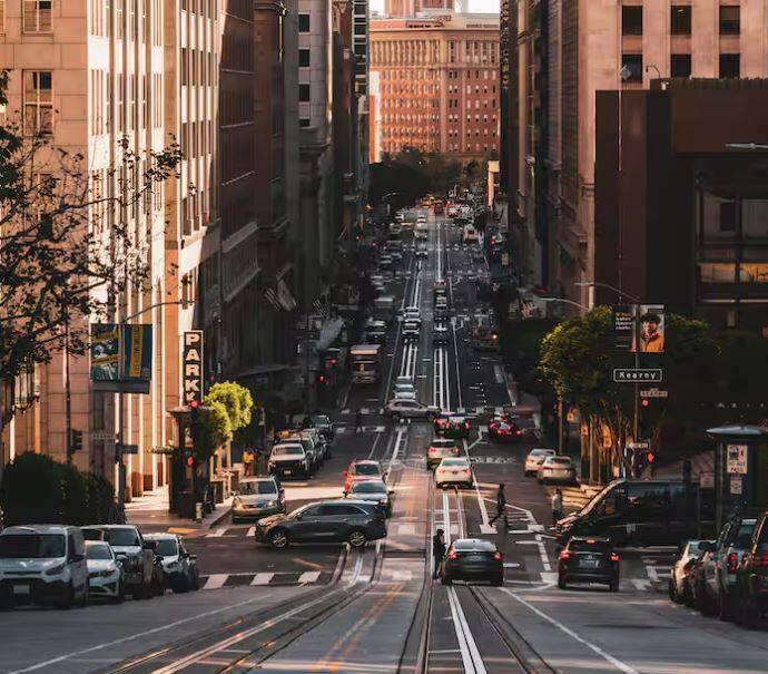 ਜਾਣਕੇ ਹੈਰਾਨੀ ਹੋਵੇਗੀ ਕਿ ਇਸ ਦੇਸ਼ ਦੇ ਪਿੰਡ ਵੀ ਬਾ-ਕਮਾਲ ਹਨ, ਇੱਥੇ ਬੇਹੱਦ ਸੋਹਣੇ ਸਮੁੰਦਰ ਦੇ ਨਜ਼ਾਰੇ ਹਨ ਤੇ ਰਾਤ ਦੇ ਵੇਲੇ ਰੇਗੀਸਤਾਨ ਦੀ ਖ਼ੂਬਸੂਰਤੀ ਹੈ।