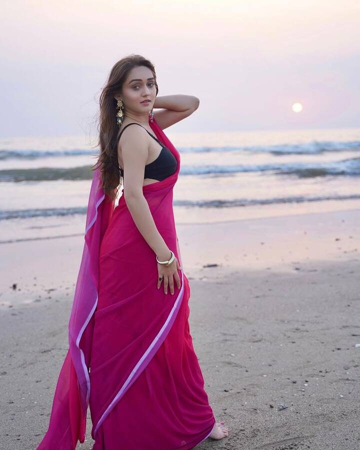 એક્ટ્રેસ બોલ્ડ અંદાજમાં પોઝ આપતી જોવા મળી રહી છે.
