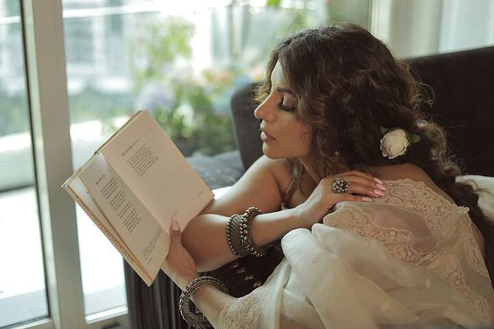 બોલિવૂડ ફિલ્મ સ્ટાર શમા સિકંદર સોશિયલ મીડિયા પર ખૂબ જ એક્ટિવ રહે છે. તેના બોલ્ડ ફોટા અને વીડિયો અવારનવાર ઇન્ટરનેટ પર વાયરલ થતા રહે છે.