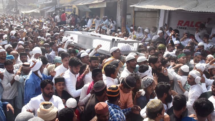 Mukhtar Ansari death police starts identification who raised slogans during funeral Mukhtar Ansari News: मुख्तार अंसारी के जनाजे में नारेबाजी करने वालों पर प्रशासन सख्त, चिन्हित करने में जुटी पुलिस