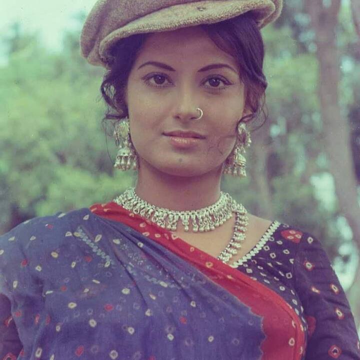 बॉलीवुड की हसीना 90 के दशक की टॉप एक्ट्रेसेस में शुमार की जाती रही हैं. एक दौर में वे फिल्म इंडस्ट्री की हाइएस्ट पेड एक्ट्रेस रही हैं. वे आखिरी बार साल 2015 की एक फिल्म में नजर आई थीं और उसके बाद से वे बॉलीवुड से दूर हैं.