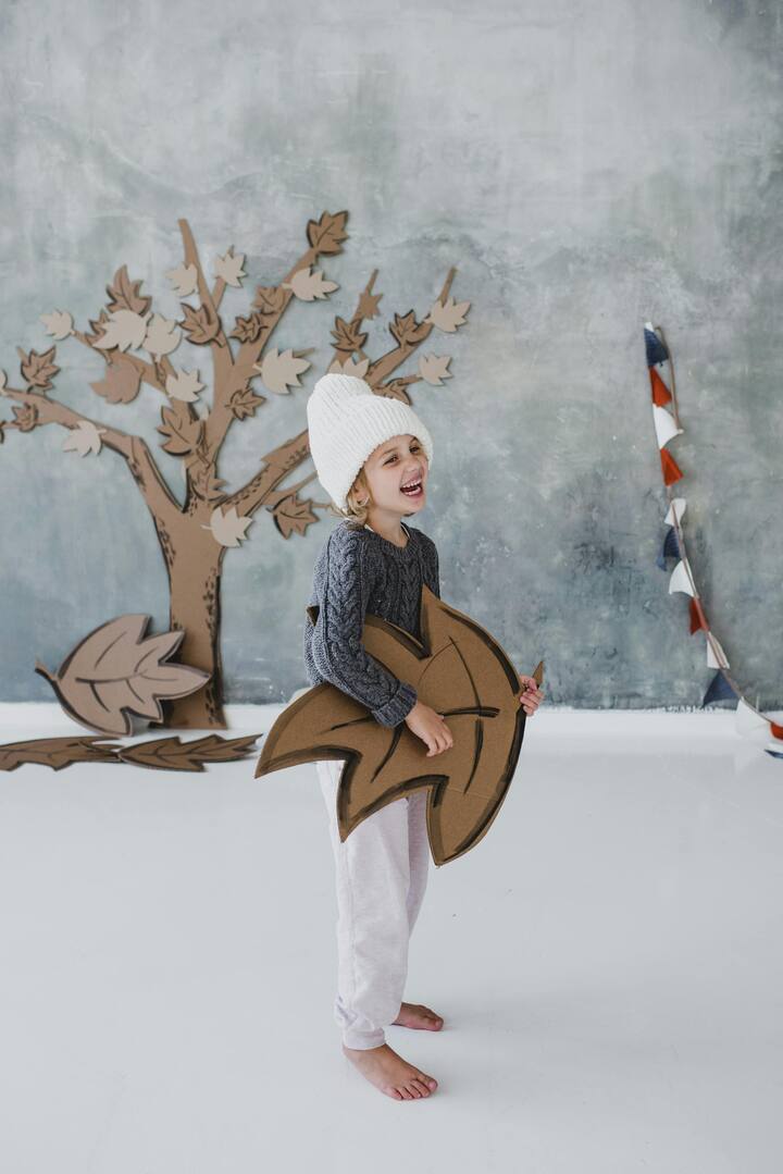 अशा प्रकाशामुळे मुलाला अभ्यास करताना किंवा झोपताना आराम मिळतो. हे केवळ खोलीला सुंदरपणे प्रकाशित करणार नाही तर शांत आणि आरामदायी वातावरण देखील राखेल. यामुळे मुलाच्या मनाला शांती मिळते.[Photo Credit : Pexel.com]