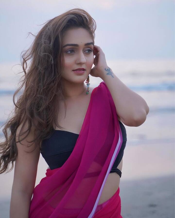 એક્ટ્રેસ તાન્યાનો બોલ્ડ સાડી લૂક સોશિયલ મીડિયામાં જોરદાર વાયરલ થઈ રહ્યો છે.
