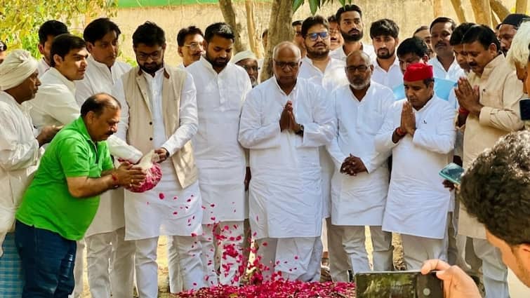 Mukhtar Ansari Death News Samajwadi party Leader Dharmendra Yadav visit on  Mukhtar Ansari home and tribute ann Mukhtar Ansari News: मुख्तार अंसारी को धर्मेंद्र यादव ने दी श्रद्धांजलि, सामने आई तस्वीर, उमर भी आए नजर