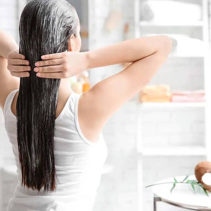 ਵੈਸੇ ਤਾਂ ਲੋਕ ਹੇਅਰ ਸਪਾ ਲਈ ਪਾਰਲਰ ਦੀ ਚੋਣ ਕਰਦੇ ਹਨ, ਜਦਕਿ ਇਹ ਘਰ 'ਚ ਵੀ ਕੀਤਾ ਜਾ ਸਕਦਾ ਹੈ। ਅਸੀਂ ਤੁਹਾਨੂੰ ਇਸ ਲੇਖ ਵਿਚ ਦੱਸਣ ਜਾ ਰਹੇ ਹਾਂ ਕਿ ਇਸ ਦਾ ਤਰੀਕਾ ਕੀ ਹੋਵੇਗਾ।ਇਸ ਨੂੰ ਬਣਾਉਣ ਲਈ ਤੁਹਾਨੂੰ ਦਹੀਂ, ਸ਼ਹਿਦ ਅਤੇ ਕੱਚਾ ਦੁੱਧ ਚਾਹੀਦਾ ਹੈ।