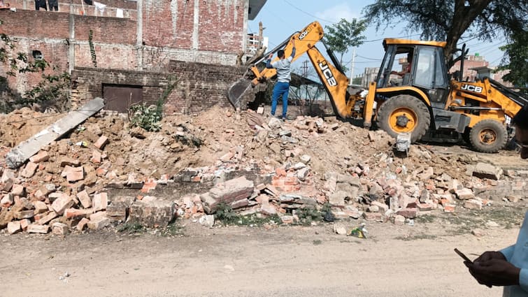 Gonda Anti Encroachment bulldozer action on illegal shop construction in front of Nehru stadium gate ann Gonda News: अवैध अतिक्रमण पर चला बुलडोजर, स्टेडियम के गेट के सामने बनी दुकान की गई जमींदोज