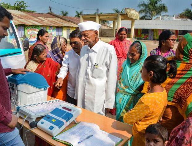 ਚੋਣ ਕਮਿਸ਼ਨ ਦੇ ਕੋਲ ਵੋਟਰਾਂ ਦੀ ਜਾਣਕਾਰੀ ਹੁੰਦੀ ਹੈ ਅਜਿਹੇ ਵਿੱਚ ਵੋਟਰਾਂ ਤੋਂ ਚੋਣ ਅਧਿਕਾਰੀਆਂ ਵੱਲੋਂ ਫਾਰਮ 12ਡੀ ਭਰਵਾਇਆ ਜਾਂਦਾ ਹੈ ਜਿਸ ਵਿੱਚ ਉਹ ਆਪਣਾ ਵੋਟ ਪਾਉਂਦੇ ਹਨ।