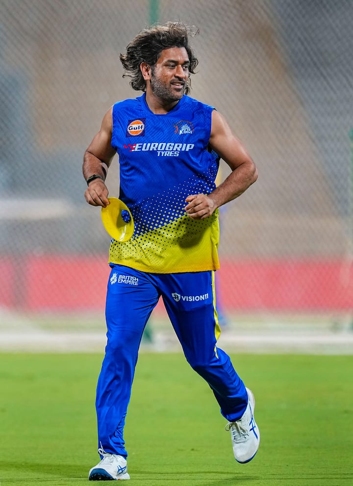 इस बीच हम आपके सामने पेश करेंगे धोनी की निजी जिंदगी का वह किस्सा, जो कम ही लोग जानते हैं।  हम आपको बताते हैं कि जैसा कि बनी फिल्म 'धोनी: द अनटोल्ड स्टोरी' में दिखाया गया था, उनकी पहली गर्लफ्रेंड प्रियंका की एक कार दुर्घटना में जान चली गई थी।