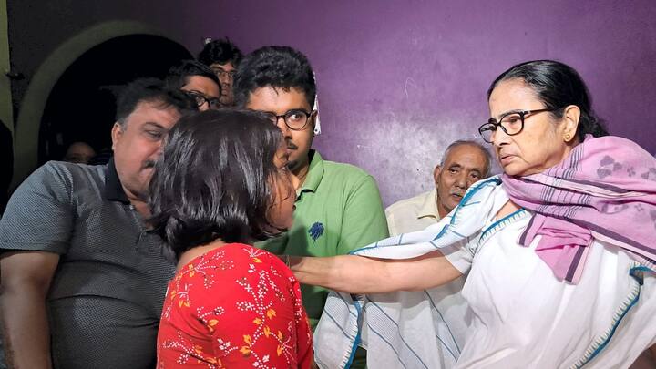 অনেকেরই চোখে মুখে এখনও আতঙ্ক।আর এই ঘটনার খবর পেয়েই রবিবার রাতে বিশেষ বিমানে উত্তরবঙ্গে পৌঁছলেন মমতা বন্দ্য়োপাধ্য়ায়।