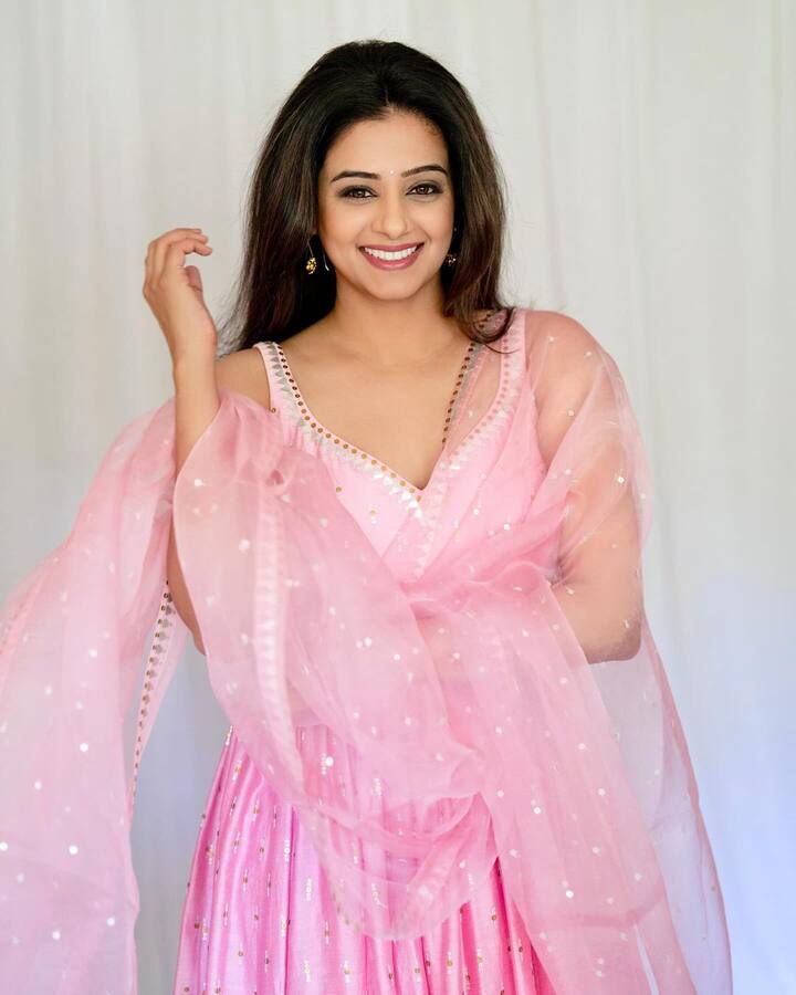 బుల్లితెరపై షోలు చేస్తూనే, సినిమాలు, వెబ్ సిరీస్ లలోనూ నటిస్తోంది. Photo Credit: Priya Mani Raj/Instagram