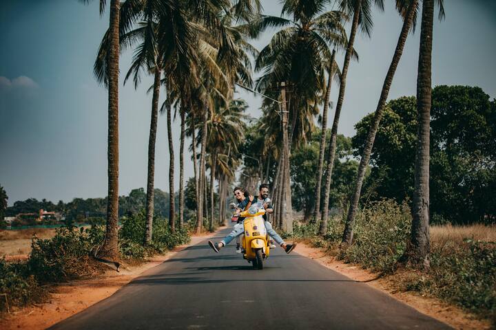 சுற்றுலா செல்லும் போது வெகுதூரம் பயணிக்கும் அவசியம் இருக்கும். அப்போது உடலின் ஆற்றல் குறைந்துவிடும். பயணத்தின் போது உடலை உற்சாகமாக வைத்துக்கொள்ள என்ன செய்ய வேண்டும் என்பதை பார்க்கலாம்