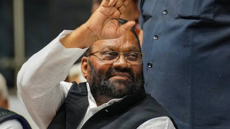 UP Lok Sabha Elections 2024  Swami Prasad Maurya announced to contest elections from Kushinagar Lok Sabha seat ANN UP Lok Sabha Election 2024: स्वामी प्रसाद मौर्य के फैसले से बढ़ी NDA और INDIA की टेंशन, पल्लवी के फैसले ने दी मजूबती