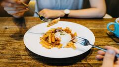 Vastu Shastra: જમતી વખતે કઈ દિશામાં મુખ રાખવાથી જીવનમાં આવે છે સમૃદ્ધિ? જાણો