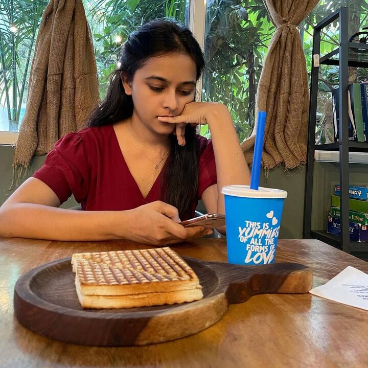 நடித்த முதல் படத்திலேயே சிறந்த அறிமுக நடிகை பிரிவில் விருதை தட்டிச்சென்றார். அதனை தொடர்ந்து ஜீவா, வெள்ளக்கார துரை, காக்கி சட்டை, பெங்களூர் நாட்கள், பென்சில், மருது, காஷ்மோரா, மாவீரன் கிட்டு உள்ளிட்ட படங்களில் நடித்துள்ளார்