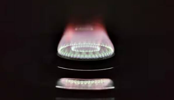 ਜੇਕਰ ਤੁਹਾਡੇ ਗੈਸ ਦੇ ਬਰਨਰ ‘ਤੇ ਕਾਲਖ ਜੰਮ ਗਈ ਹੈ ਤਾਂ ਉਹ ਗੰਦਾ ਲੱਗ ਰਿਹਾ ਹੈ ਤਾਂ ਪਰੇਸ਼ਾਨ ਹੋਣ ਦੀ ਲੋੜ ਨਹੀਂ ਹੈ, ਅਪਣਾ ਲਓ ਆਹ ਸੌਖਾ ਜਿਹਾ ਤਰੀਕਾ, ਬਿਲਕੁਲ ਲੱਗੇਗਾ ਨਵੇਂ ਵਰਗਾ। ਸਭ ਤੋਂ ਪਹਿਲਾਂ ਤੁਸੀਂ ਗੈਸ ਬਰਨਰ ਨੂੰ ਗੈਸ ਤੋਂ ਹਟਾ ਲਓ ਅਤੇ ਉਸ ਨੂੰ ਠੰਡਾ ਹੋਣ ਦਿਓ।