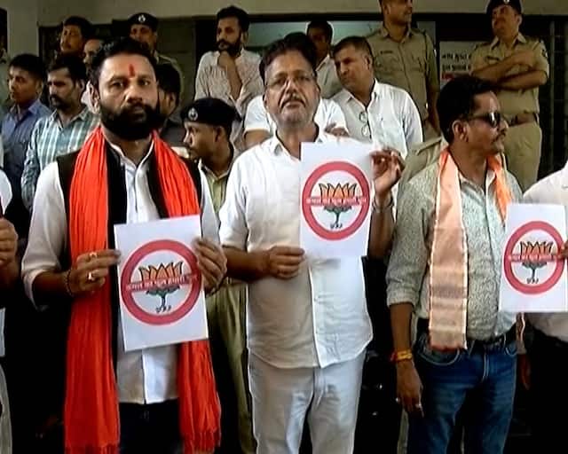 Lok Sabha Election: Surat Kshatriya Sangathan protest to Parshottam Rupala over the comments on the Kshatriya Samaj Woman | 'કમલ કા ફૂલ હમારી ભૂલ' ના પૉસ્ટર સાથે સુરતમાં ક્ષત્રિયો એકઠા થયા ...