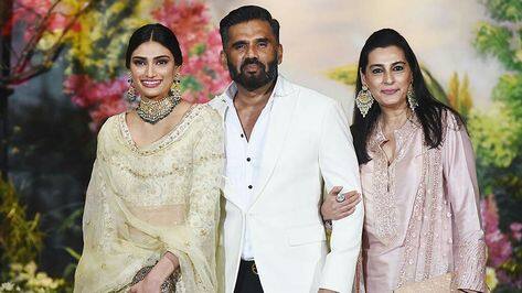 ਪ੍ਰਸ਼ੰਸਕ ਹੁਣ ਖੁਸ਼ਖਬਰੀ ਸੁਣਨ ਲਈ ਬੇਤਾਬ ਹਨ। ਪੋਸਟ 'ਤੇ ਕਮੈਂਟਸ ਦਾ ਹੜ੍ਹ ਆ ਗਿਆ ਹੈ।