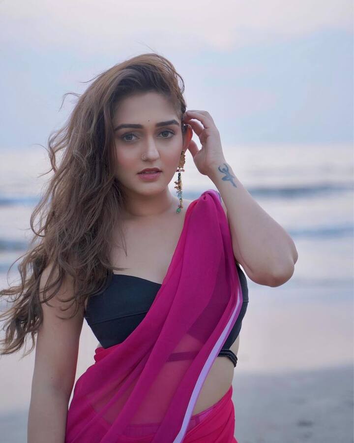 દરિયા કિનારે તાન્યા શર્મા સાડી લૂકમાં ખૂબ જ શાનદાર પોઝ આપતી જોવા મળી રહી છે.