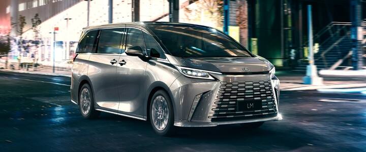 लेक्सस एलएम टोयोटा वेलफायर पर बेस्ड एक लग्जरी एमपीवी है, मार्च 2024 में इसे भारत में लॉन्च किया गया. इसे दो वेरिएंट में पेश किया गया है: एलएम 350एच (7-सीटर) और एलएम 350एच (4-सीटर). इसकी एक्स शोरूम कीमत 2 करोड़ से 2.5 करोड़ रुपये के बीच है.