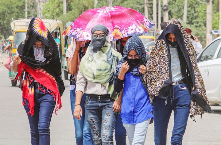 Lok Sabha Elections 2024: भारत मौसम विज्ञान विभाग की ओर से सोमवार (1 अप्रैल, 2024) को चेतावनी जारी की है कि देश में अप्रैल से जून माह के बीच में भीषण गर्मी पड़ेगी. इस भीषण गर्मी की चपेट में सबसे ज्यादा मध्य और पश्चिमी क्षेत्रों के प्रभावित होने की प्रबल संभावना है.