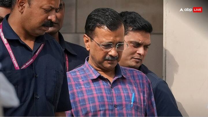 आम आदमी पार्टी (आप) के संयोजक अरविंद केजरीवाल को 21 मार्च, 2024 को प्रवर्तन निदेशालय (ईडी) ने दिल्ली की आबकारी नीति से जुड़े मनी लॉन्ड्रिंग केस में अरेस्ट किया था. सोमवार (एक अप्रैल, 2024) को जेल अधिकारी ने समाचार एजेंसी पीटीआई को बताया, 