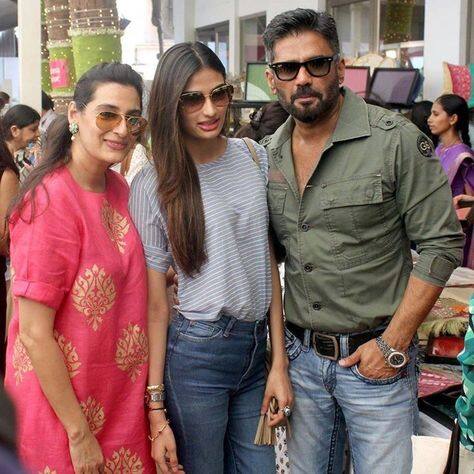 ਵੀਡੀਓ 'ਚ ਭਾਰਤੀ ਸਿੰਘ ਕਹਿੰਦੀ ਹੈ, 'ਸੁਨੀਲ ਸਰ, ਤੁਹਾਡੀ ਬੇਟੀ ਦੇ ਬੱਚੇ ਹੋਣਗੇ ਅਤੇ ਤੁਸੀਂ ਨਾਨਾ ਬਣੋਗੇ।' ਇਸ 'ਤੇ ਅਭਿਨੇਤਾ ਕਹਿੰਦੇ ਹਨ, 'ਹਾਂ, ਜਦੋਂ ਮੈਂ ਅਗਲੇ ਸੀਜ਼ਨ 'ਚ ਇੱਥੇ ਆਵਾਂਗਾ ਤਾਂ ਮੈਂ ਨਾਨਾ ਬਣ ਕੇ ਸਟੇਜ 'ਤੇ ਚੱਲਾਂਗਾ।'