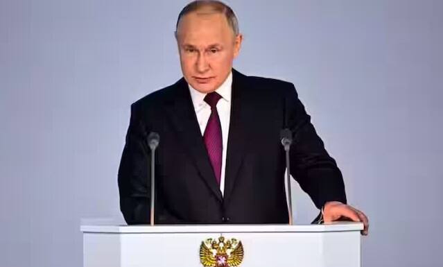 બધાને ચોંકાવી દેતા પાડોશી દેશ ચીન બીજા સ્થાને પહોંચવામાં સફળ રહ્યો છે. ચીનની અર્થવ્યવસ્થા લગભગ 18.56 ટ્રિલિયન છે. જ્યારે તેની વર્તમાન જનસંખ્યા 1.42 અબજ બતાવવામાં આવી છે.રશિયા ત્રીજા સ્થાને આવે છે. રશિયાની વર્તમાન અર્થવ્યવસ્થા 1.90 ટ્રિલિયન ડોલર છે. ત્યાંની વસ્તી 144 મિલિયન હોવાનું કહેવાય છે.