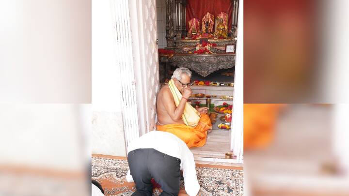 আসন্ন লোকসভা নির্বাচনের রণকৌশল তৈরি করতে কোচবিহার পৌঁছেছেন অভিষেক। সেখানে একাধিক কর্মসূচি রয়েছে তাঁর। দলীয় কর্মসূচির পাশাপাশি সাধারণ মানুষের সঙ্গে সাক্ষাৎও করার কথা। ছবি: তৃণমূলের সোশ্যাল মিডিয়া অ্যাকাউন্ট থেকে সংগৃহীত।