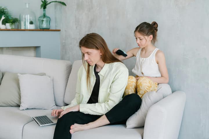 सर्वात महत्वाची कामे प्रथम करा. असे केल्याने, आपण कोणतीही घाई किंवा तणाव न करता आपले काम योग्यरित्या आणि वेळेवर पूर्ण करू शकाल. यामुळे तुम्हाला तुमच्या कामात बरे वाटेल आणि तुमचा दिवसही सुधारेल.[Photo Credit : Pexel.com]