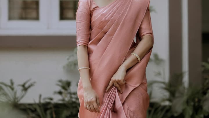 Saree : जर तुम्हीही साडीच्या प्लीट्स उघडण्याची काळजी करत असाल तर काही सोप्या टिप्स फॉलो करून, तुम्ही साडीच्या प्लीट्स उघडण्यापासून रोखू शकता.