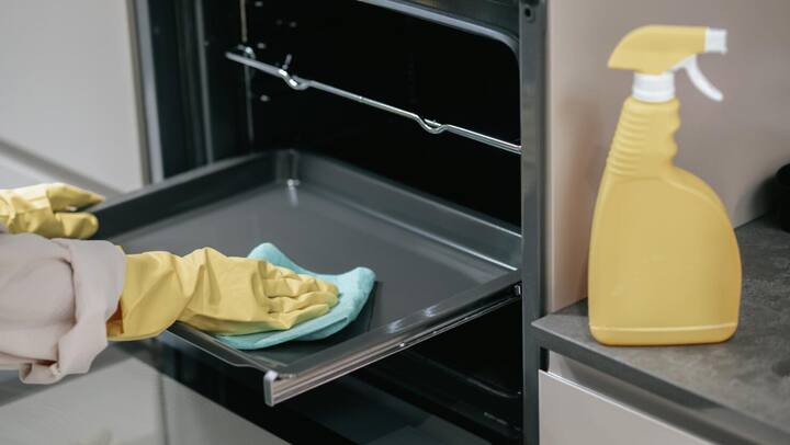 सिरका का प्रयोग: एक कटोरी में समान मात्रा में पानी और सिरका मिलाएं और माइक्रोवेव में रखें. 5-10 मिनट के लिए हाई पावर पर गरम करें. इसके बाद, एक साफ कपड़े से माइक्रोवेव को पोंछ लें.