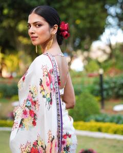 Malavika Mohanan Photos : பூப்போல் நெஞ்சை கொய்தவள்.. பூப்போட்ட புடவையில் அசத்தும் மாளவிகா மோகனன்!