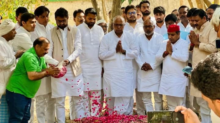 Mukhtar Ansari Death Samajwadi Party leader Dharmendra yadav visit mukhtar ansari home tribute give statement ann Mukhtar Ansari की कब्र पर फूल चढ़ाने के बाद सपा नेता धर्मेंद्र यादव बोले- 'सुप्रीम कोर्ट के जज की निगरानी में हो जांच'