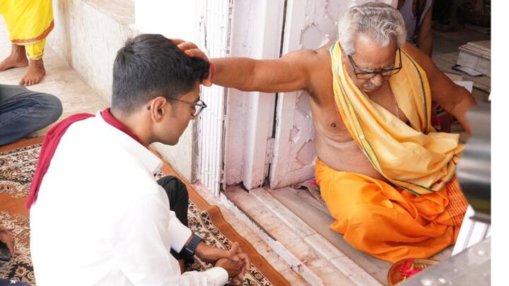 সোশ্যাল মিডিয়ায় অভিষেকের মদনমোহন মন্দিরে যাওয়ার ছবি পোস্ট করেছে তৃণমূল। ছবিতে তাঁকে ফলে সাজানো থালা নিবেদন করতে দেখা গিয়েছে তাঁকে। উপুড় হয়ে মেঝেতে মাথা ঠেকিয়ে প্রণামও সারেন তিনি। ছবি: তৃণমূলের সোশ্যাল মিডিয়া অ্যাকাউন্ট থেকে সংগৃহীত।