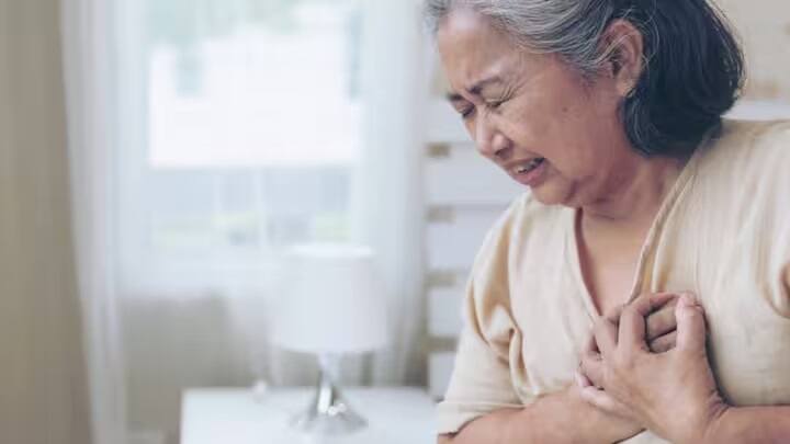 દાંતમાં દુખાવો અને પેઢામાં સોજો અને લોહી આવવાથી હાર્ટ એટેકનું જોખમ વધી જાય છે. જેના કારણે દાંતમાં દુખાવો થાય છે.